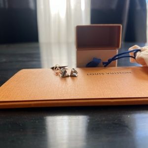 Essential V Stud Earrings (LV)